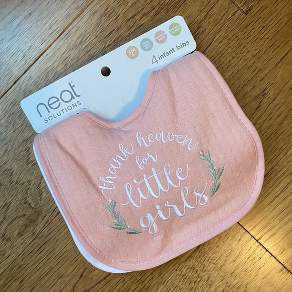 🌼3 for $20🌼 NWT baby girl bibs - Picture 1 of 2